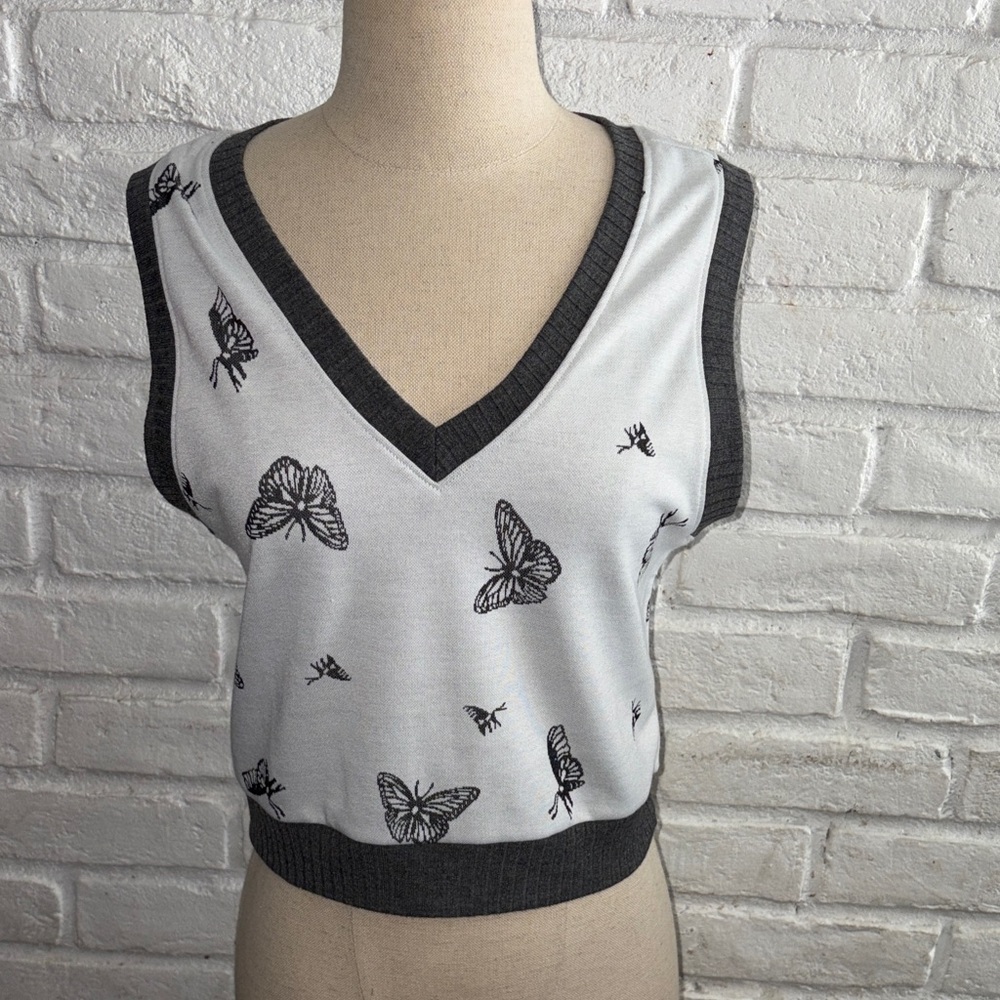 NWOT Butterfly Print V-Neck Sleeveless Top Junior L